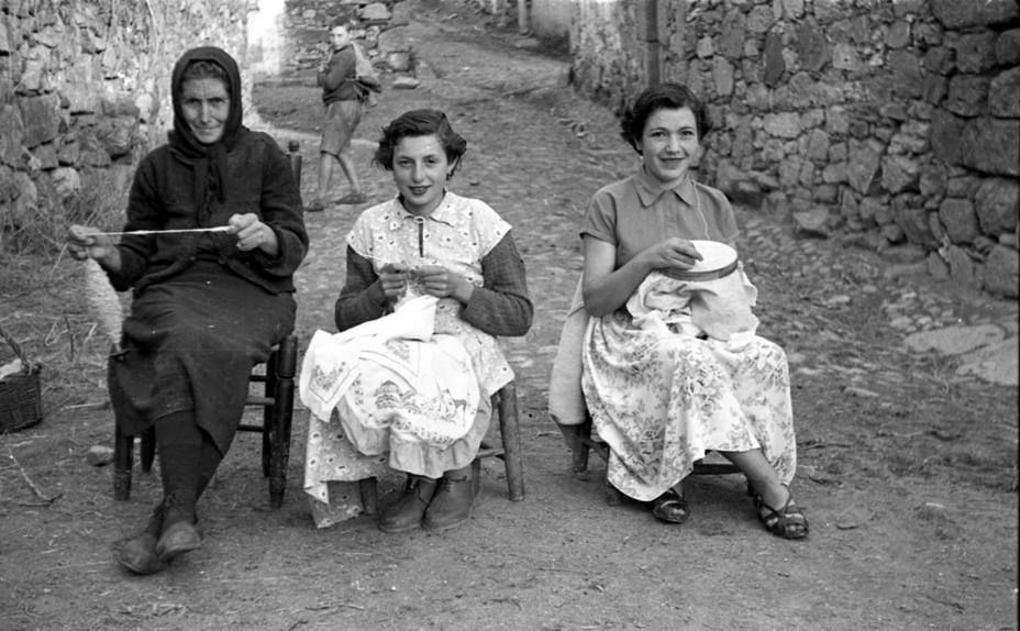 El Palacio La Salina de Salamanca acoge una exposición sobre la mujer rural con fotos de mediados del siglo XX