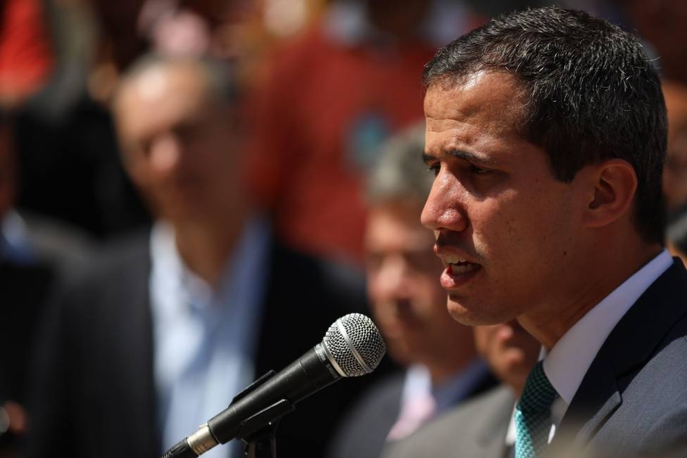 Guaidó critica la expulsión y acusa al Gobierno de Maduro de régimen aislado e irracional