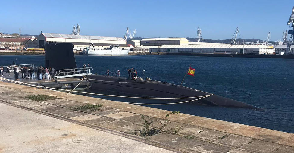 El submarino atracado en el Arsenal Militar de Ferrol