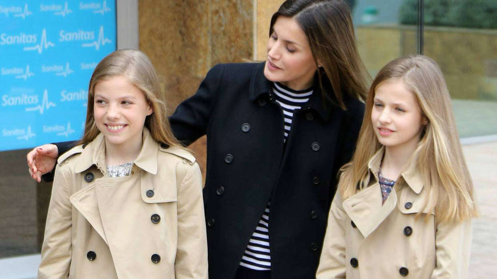 La Reina Letizia, la Princesa Leonor y la Infanta Sofía visitan al Rey Juan Carlos en el hospital