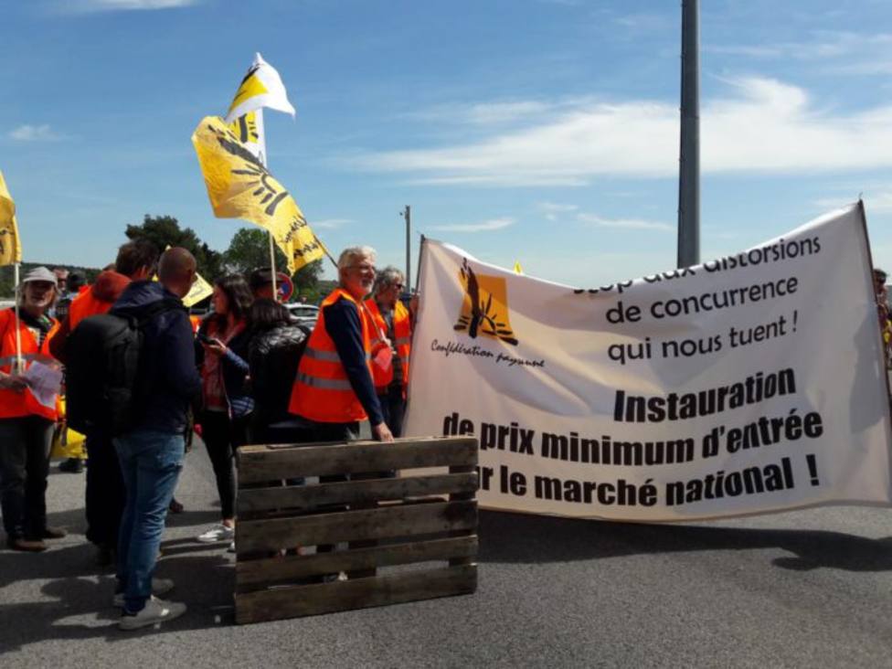 Agricultores franceses bloquean camiones españoles con fruta en la frontera