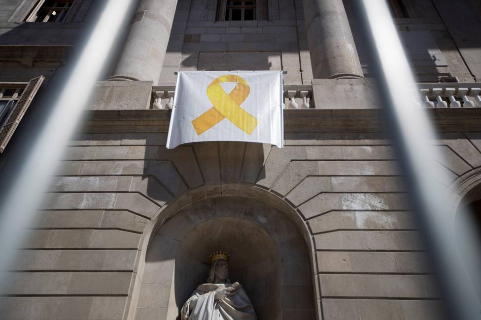 El lazo amarillo vuelve a la fachada del Ayuntamiento de Barcelona