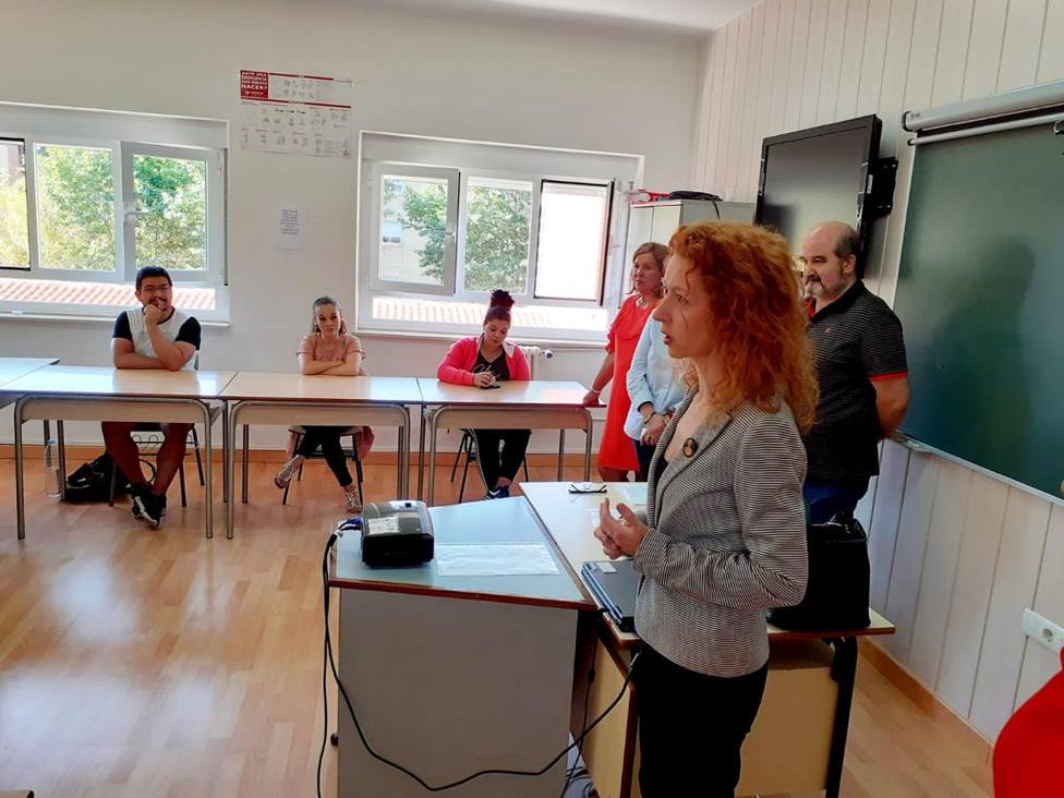 Foto de la visita de Ana Suárez al programa de formación