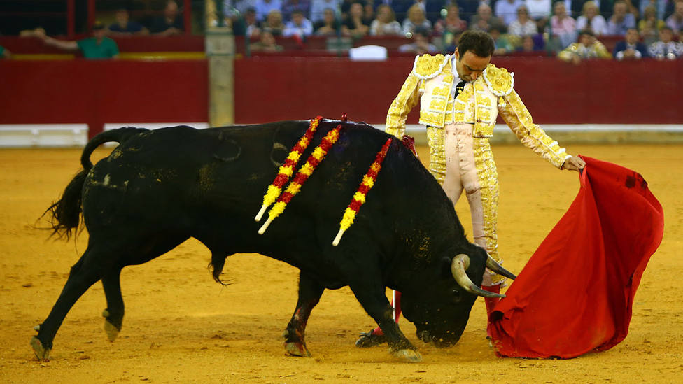 Natural de Enrique Ponce a su segundo toro de Juan Pedro Domecq este jueves en Zaragoza