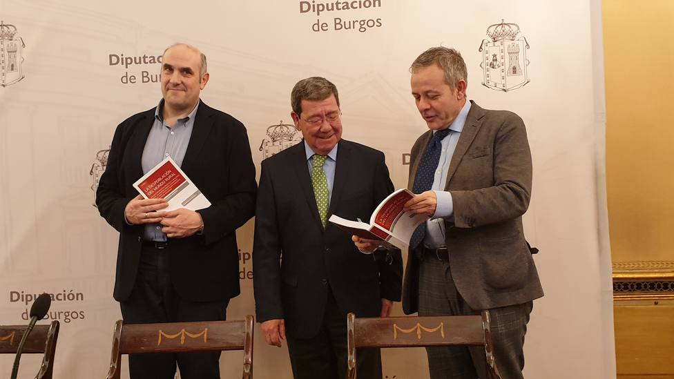 El autor, Fernando García-Moreno; el presidente de la Diputacion de Burgos, César Rico y el cronista de la pro