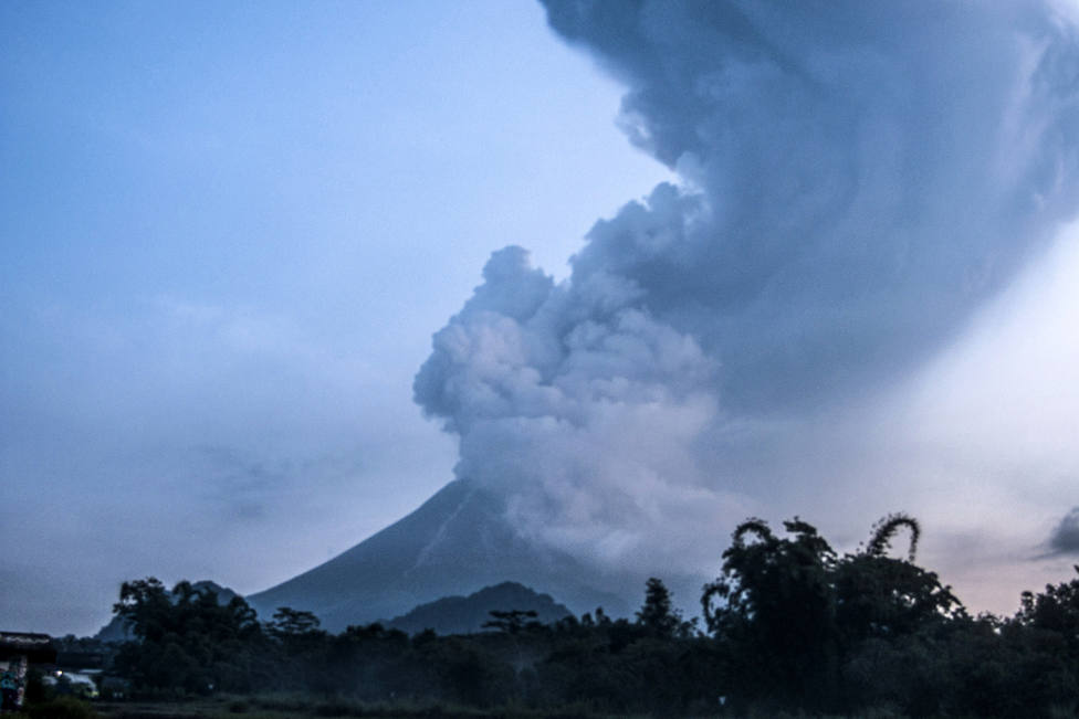 El volcán Merapi que mató a más de 300 personas, entra en erupción