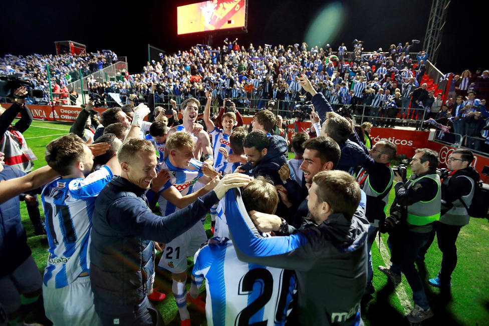 Los jugadores de la Real celebran el pase a la final de Copa 32 años después (EFE).