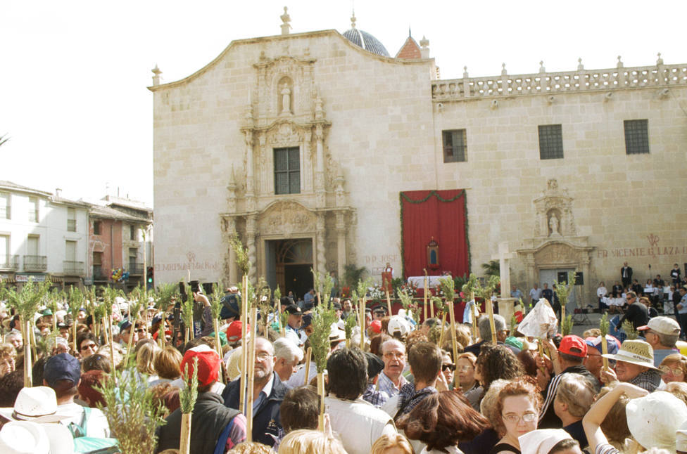 Los peregrinos frente al Monasterio de Santa Faz