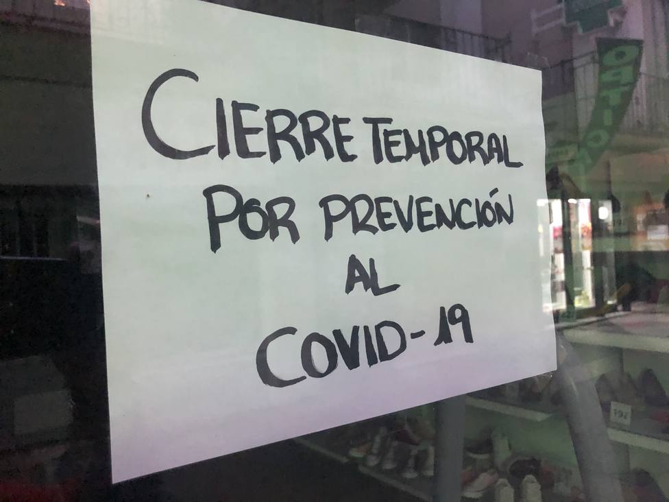 Cartel en la puerta de un negocio en la calle Santa Eulalia de Mérida. Foto: Fabián Vázquez (COPE)