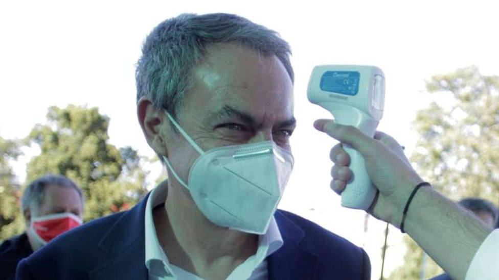 Toma de temperatura al expresidente del Gobierno José Luis Rodríguez Zapatero momentos antes de un acto
