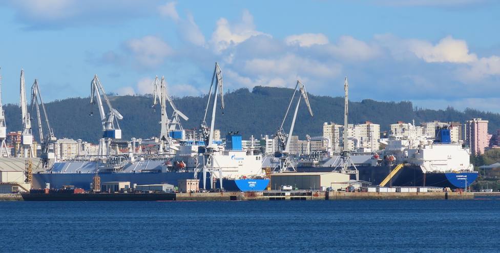 Foto de archivo de dos buques gaseros en la zona de Carenas en Navantia Ferrol - FOTO: Jose R. Montero
