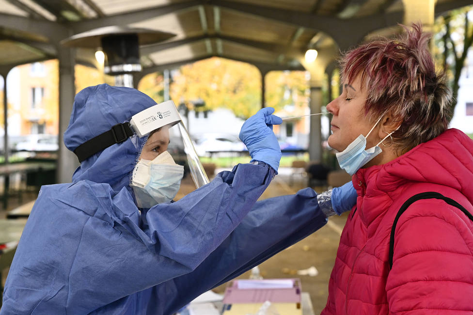 Una mujer realizando una prueba de coronavirus - FOTO: Europa Press / Radovan Stoklasa