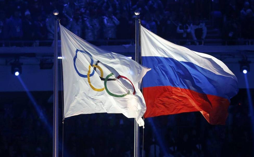 La bandera de los JJOO junto a la de Rusia