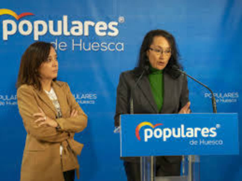 Gemma Allué y Antonia Alcalá del PP en el Ayuntamiento de Huesca