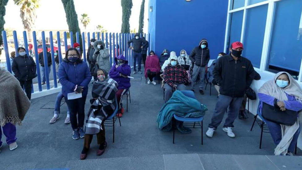 Adultos mayores acuden hoy a recibir la vacuna contra la covid-19, en hospitales del estado de Guanajuato