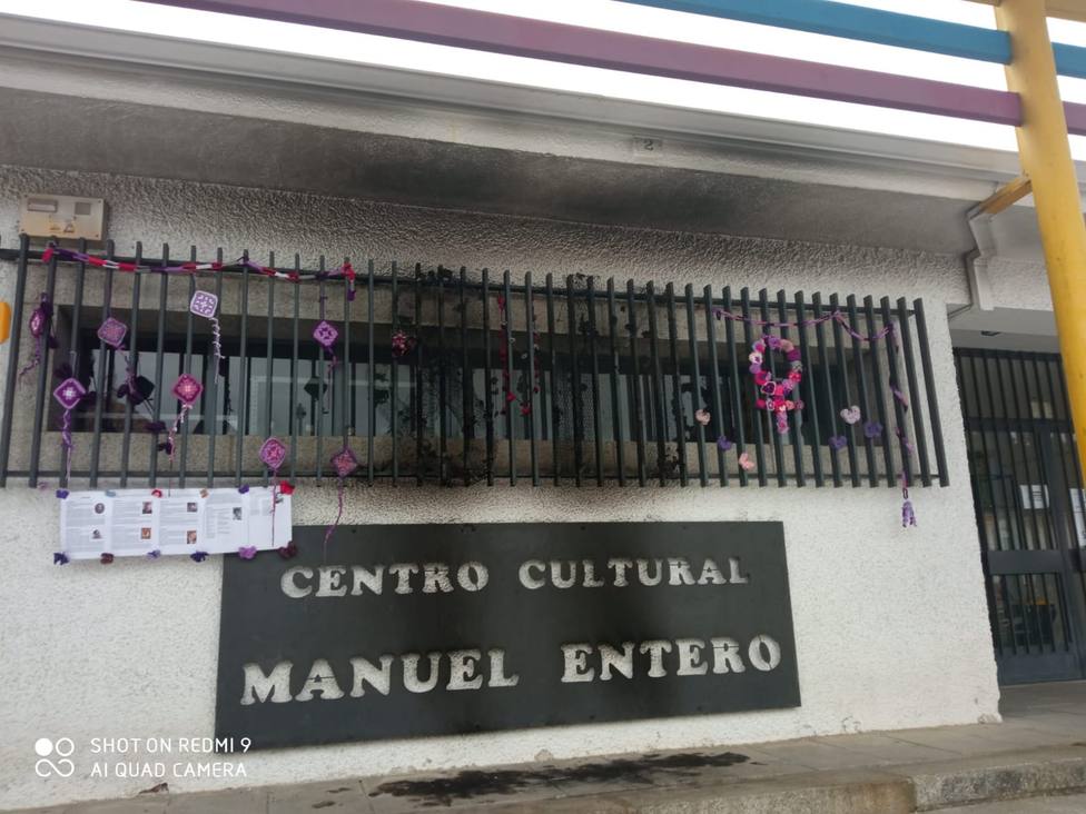 Queman un mural de croché elaborado para el Día de la Mujer en Colmenarejo