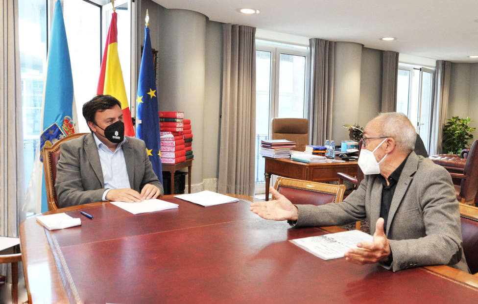 Valentín González Formoso con presidente de SOS Sanidad Pública, Xosé Dios. FOTO: Diputación Coruña