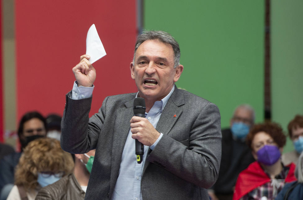 Enrique Santiago deja sus primeros cargos en el Congreso, pero el PP le exige el escaño