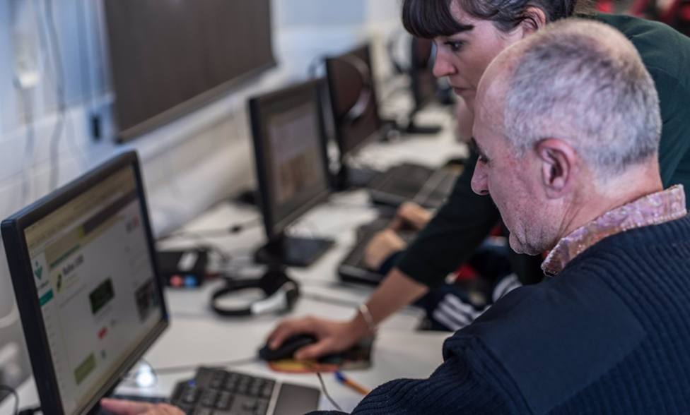 Granada.- Aguasvira y Guadalinfo facilitan las gestiones por Internet a los mayores