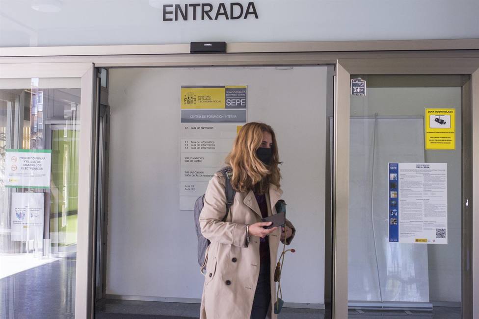 Una mujer accede a una de las oficinas del SEPE (Servicio de Empleo del Principado de Asturias)