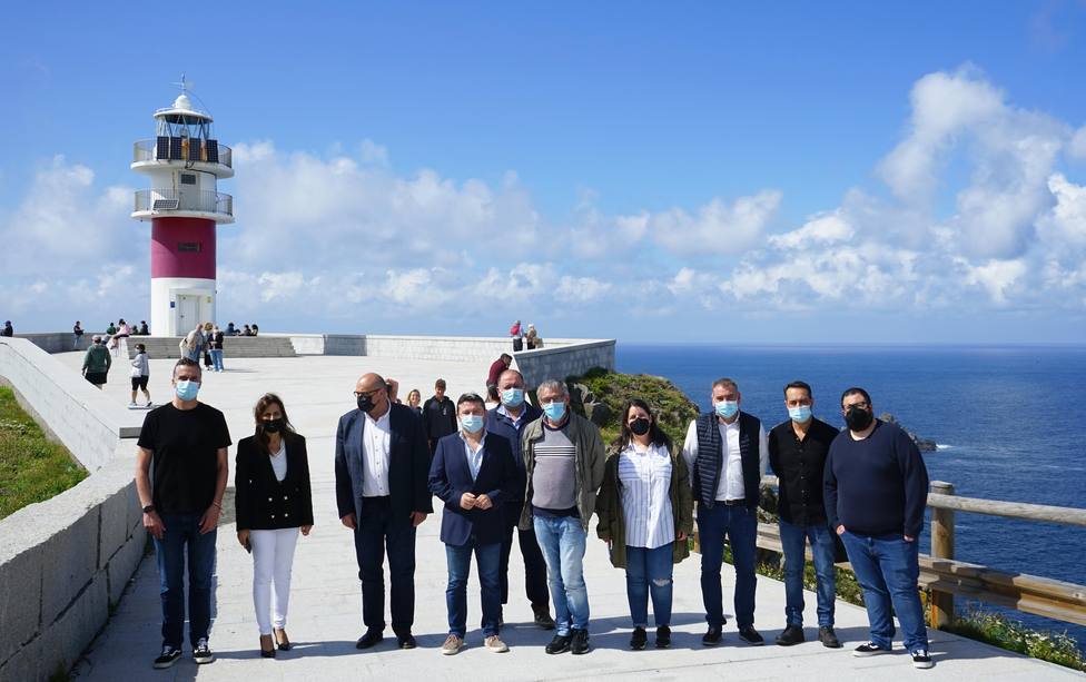 Inés Santé con alcaldes de la zona. FOTO: Xunta Galicia