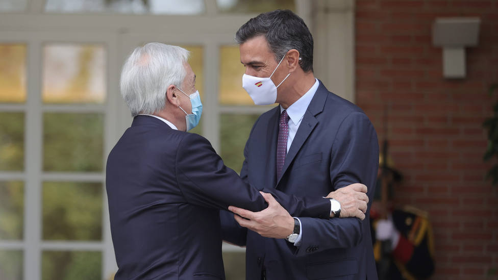 Sánchez le traslada a Piñera su apoyo al proceso constituyente en Chile
