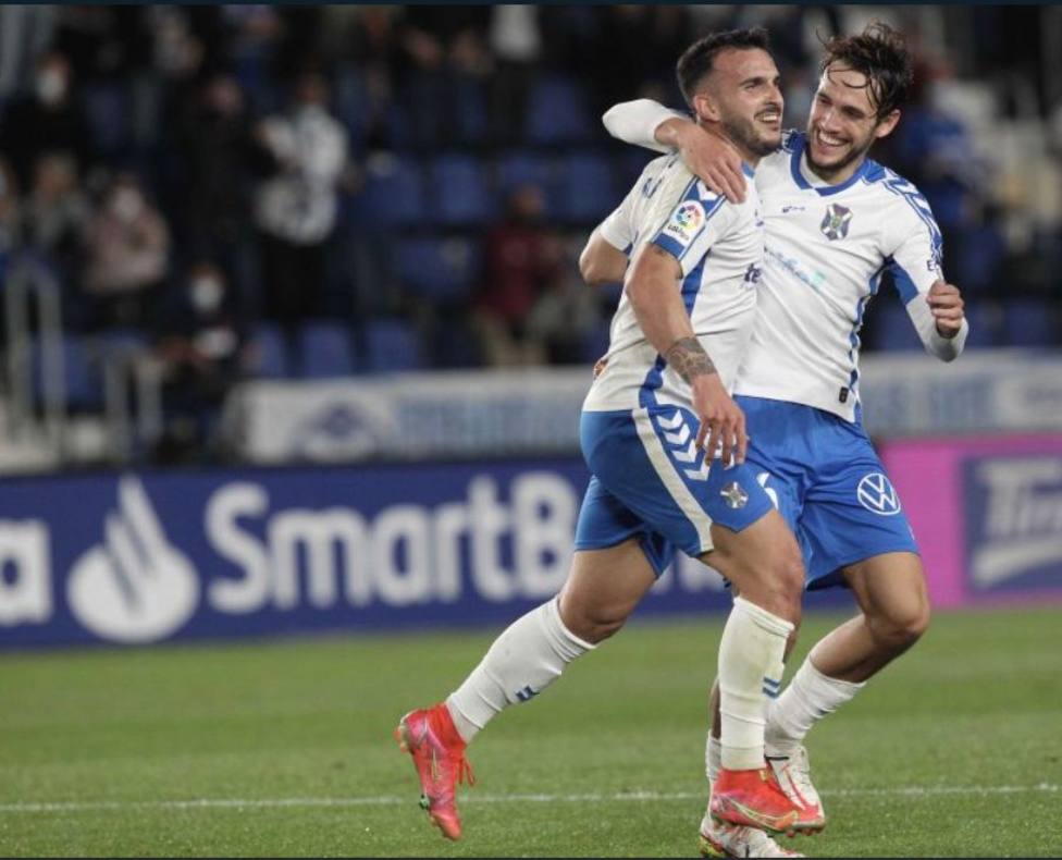 Elady celebra el tanto que anotó al Real Oviedo junto a Corredera