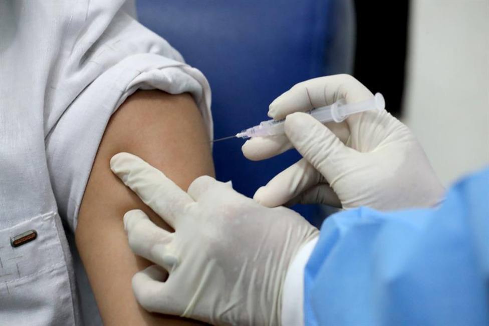 Descubren un efecto secundario de la vacuna de Moderna: Parestesia