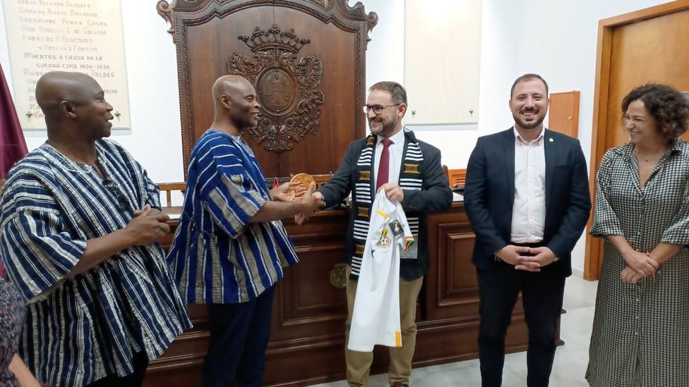 Miembros de la corporación municipal reciben al embajador de Ghana en España, Muhammed Adán