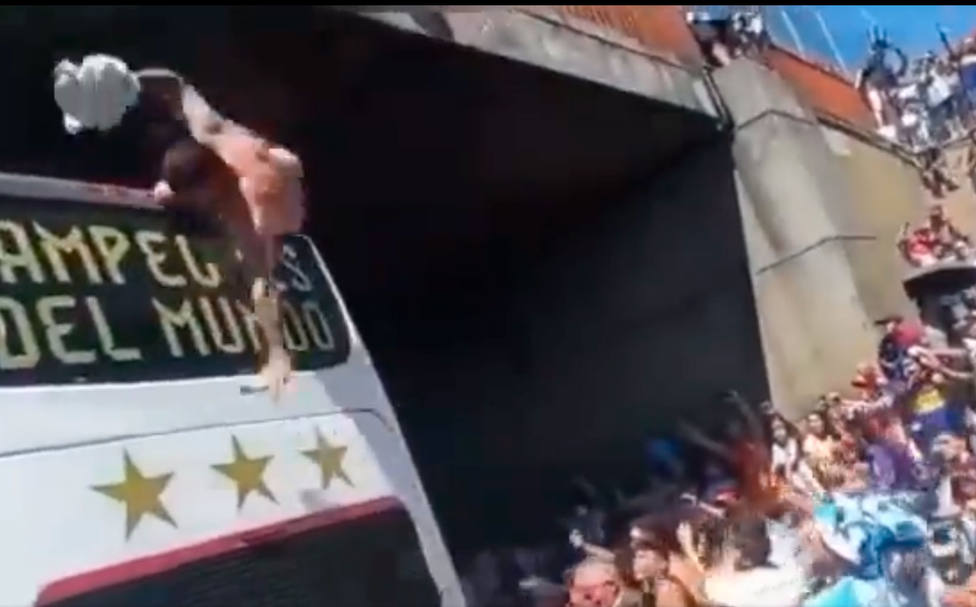 Un seguidor argentina se cae del autobús de la selección al intentar subirse