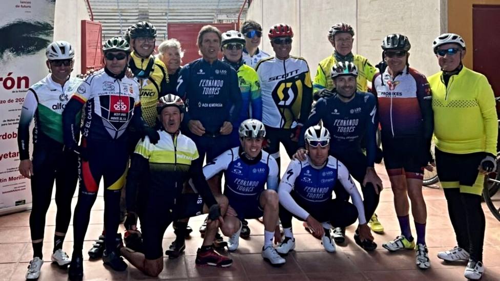 El Cordobés junto a varios de los participantes en la ruta ciclista de Morón de la Frontera