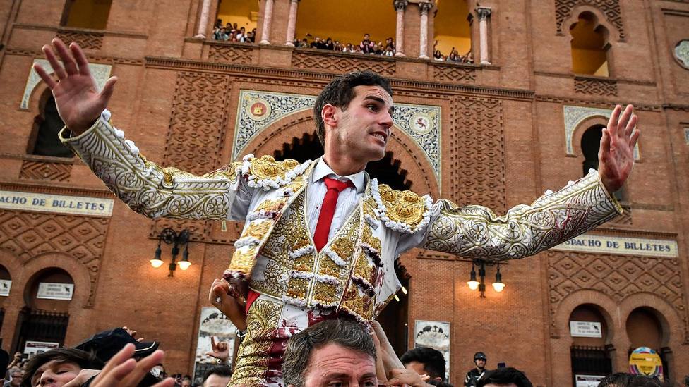 Fernando Adrián en su salida a hombros en la última Corrida de Beneficencia en Las Ventas
