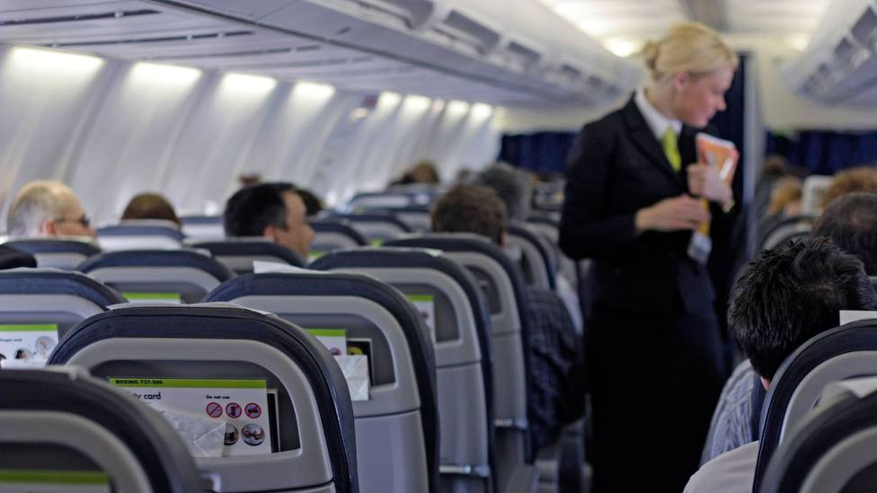 Una azafata, a cuadros por lo que hacen los pasajeros en pleno aterrizaje con el móvil: El respeto