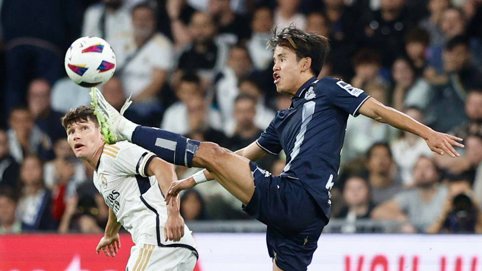Take Kubo disputa un balón ante el Real Madrid
