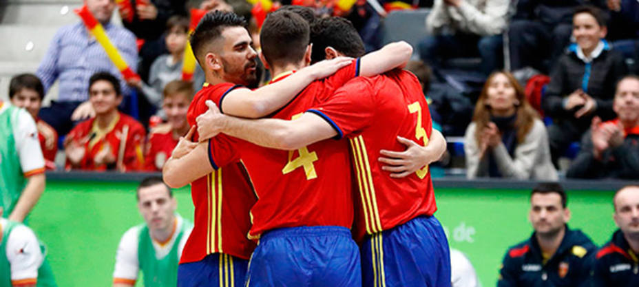 La selección española celebra uno de los cinco goles a Montenegro (IMAGEN: SeFutbol)