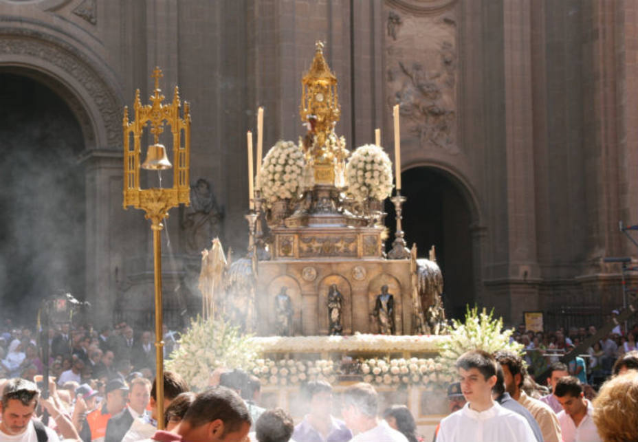 El Santísimo saliendo de la catedral