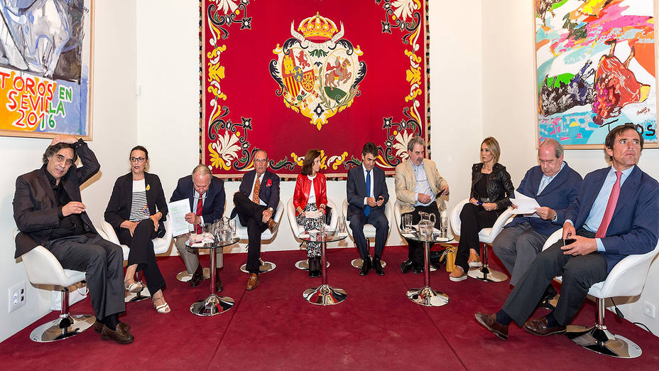 Imágenes de los intervinientes en la mesa redonda que organizó la Fundación de Estudios Taurinos de Sevilla
