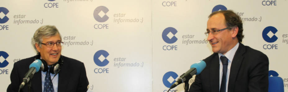 Ernesto Sáenz de Buruaga y Alfonso Alonso en los estudios centrales de COPE