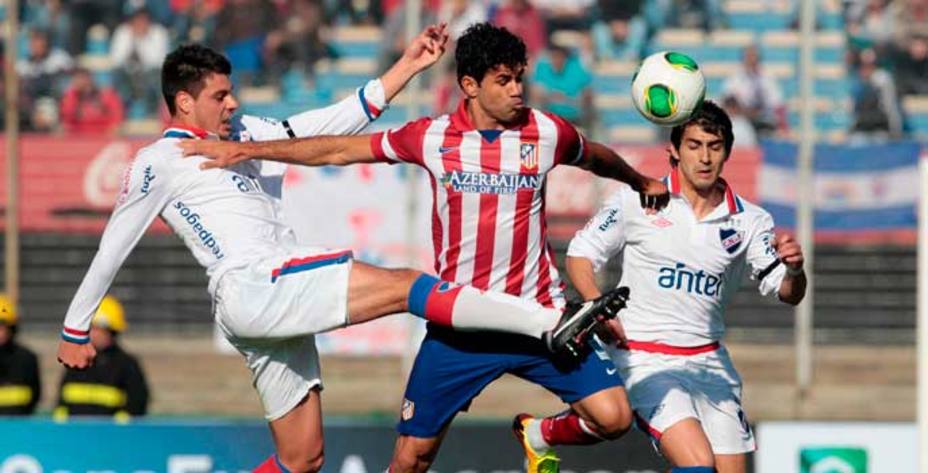 Diego Costa disputa un balón con Guillermo de los Santos (Reuters)