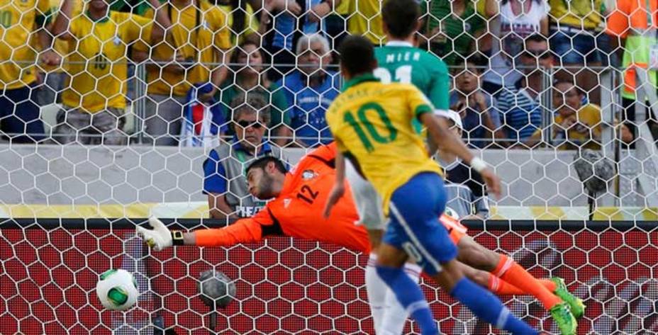 Neymar marca el primer gol ante México (Reuters)