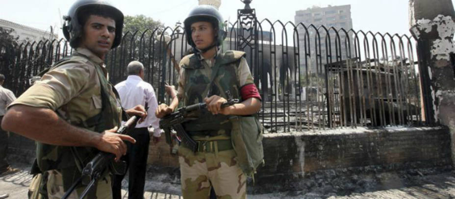Miembros del Ejército patrullan las inmediaciones de la mezquita de Al Imán en El Cairo (EFE)
