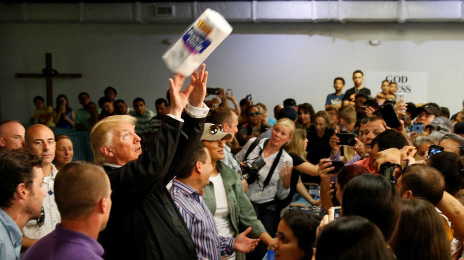 Donald Trump lanza papel higiénico a las víctimas del Huracán María en Puerto Rico