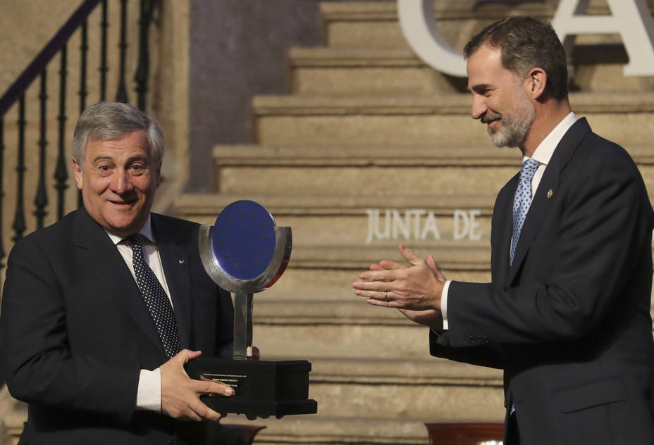 Antonio Tajani recoge el premio Carlos V de manos del Rey Felipe VI. EFE