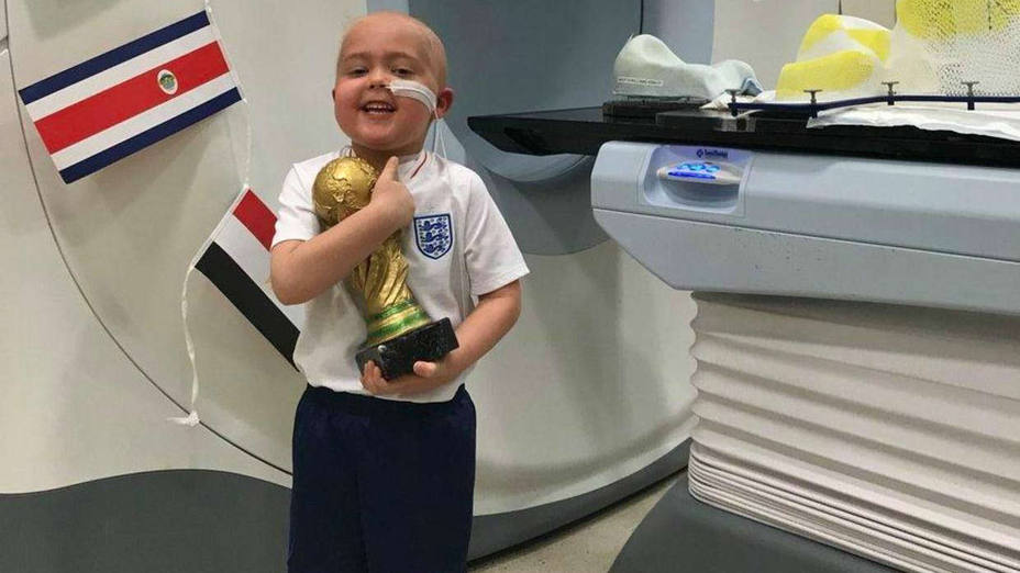 El primer niño en recibir la Copa del Mundo