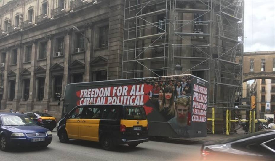 Òmnium Cultural saca a la calle su bus indepe para pedir la liberación de los presos políticos