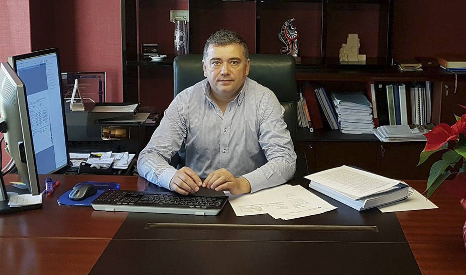 Juan Penabad, alcalde de Ortigueira en el despacho de Alcaldía