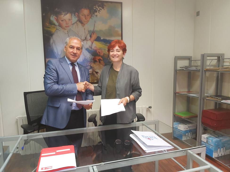 José Tomé (PSdeG-PSOE) y Maite Ferreiro (BNG) firman el pacto de gobierno de la Diputación