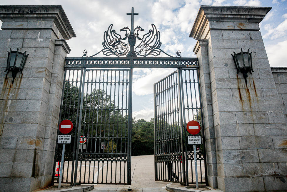 La Guardia Civil impide el acceso a un grupo de personas que quería entrar en el Valle de los Caídos para ir a una misa