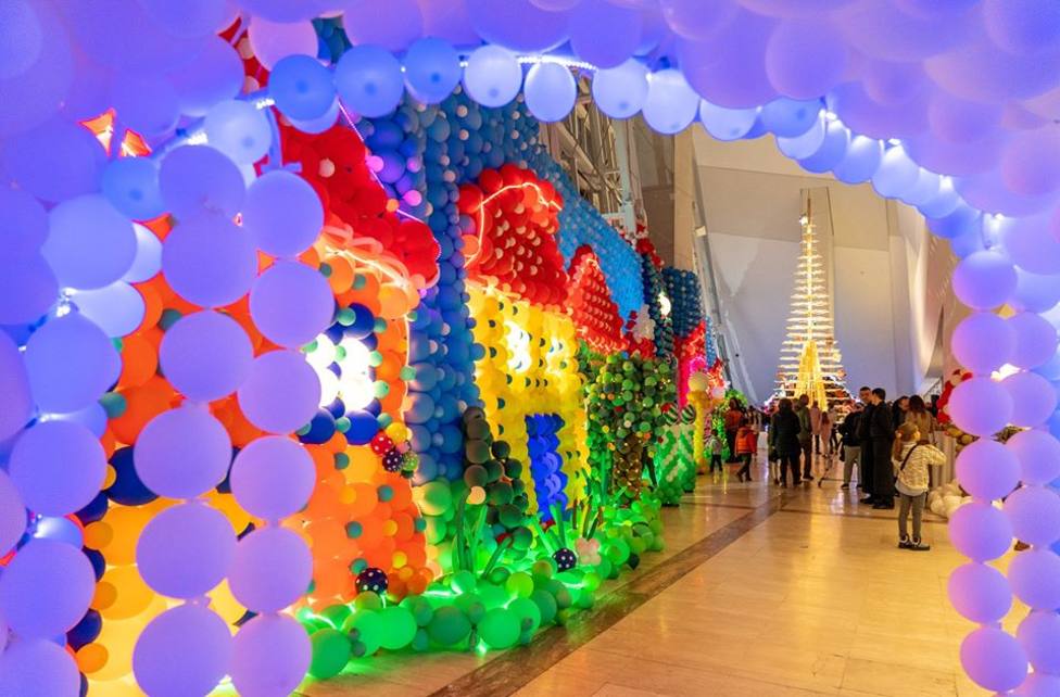 Los globos de la Ciudad de la Cultura recrean una pequeña ciudad navideña