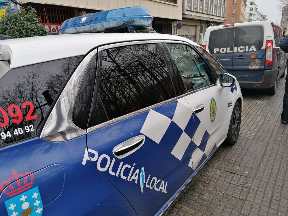 Foto de archivo de sendos vehículos de la Policía Local y Nacional en Ferrol